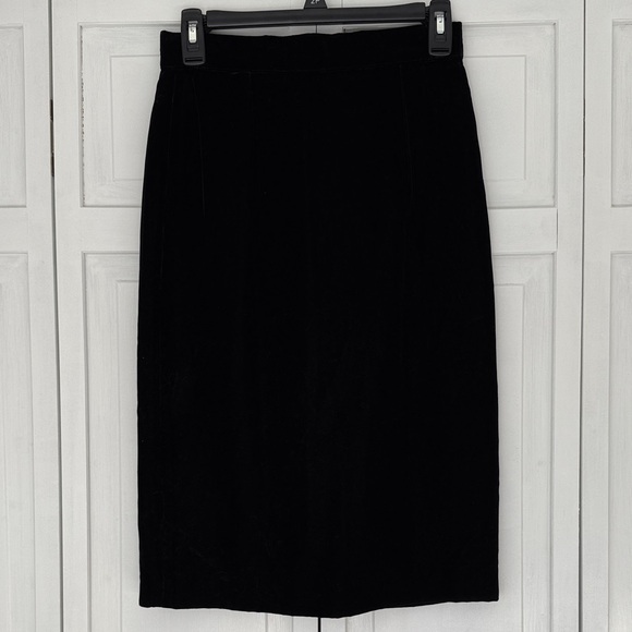 Jones New York Dresses & Skirts - Vintage Jones New York Black Velvet Pencil Skirt